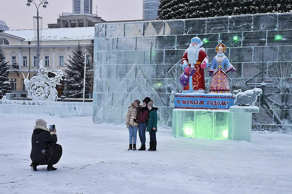В Екатеринбурге с салютом открыли главный ледовый городок. Показываем фото и изу