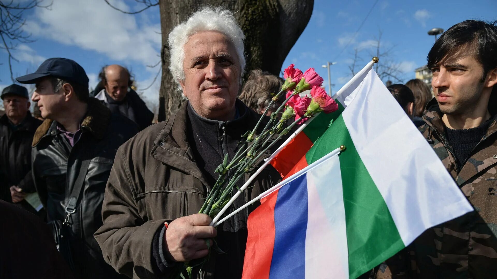 Новости болгарии факти. Протесты в болгарии. Новости болгарии факти. Болгария флаг люди. Новости болгарии факти.