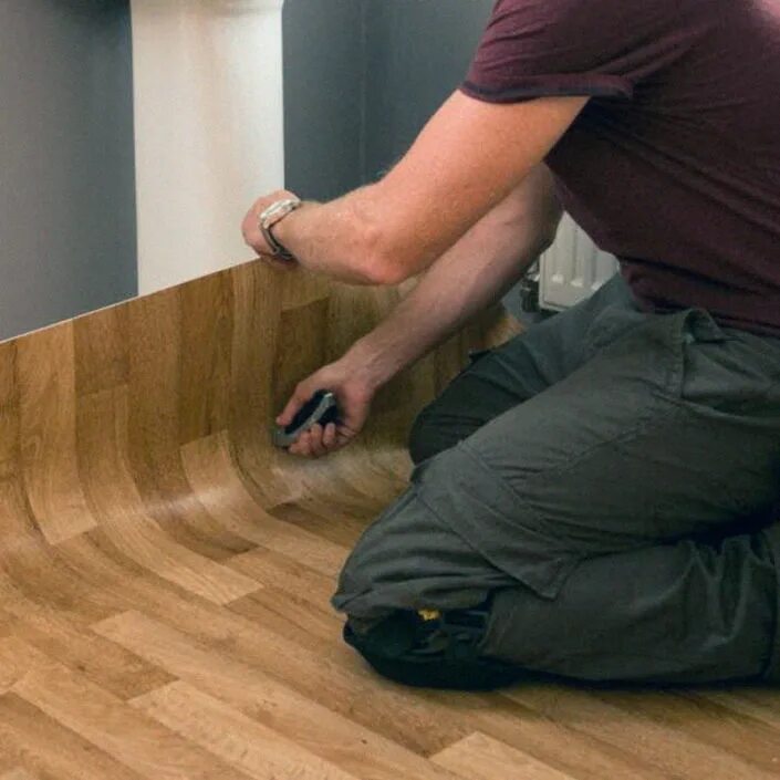 Подготовка линолеума. Укладка линолеума. Укладка линолеума. Настил линолеума на клей. Монтаж линолеума.