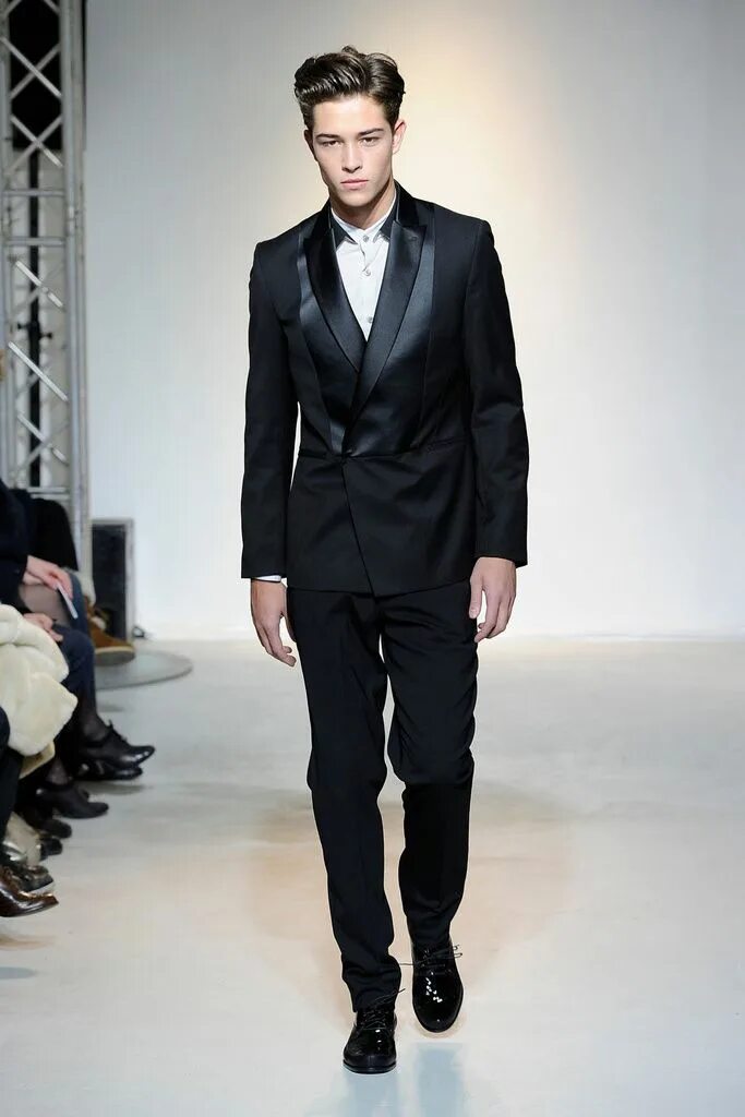 Мода высоких мужчин. Fashion academy men. Мода высоких мужчин. Рок костюмы мужские на подиуме. Мужская мода.
