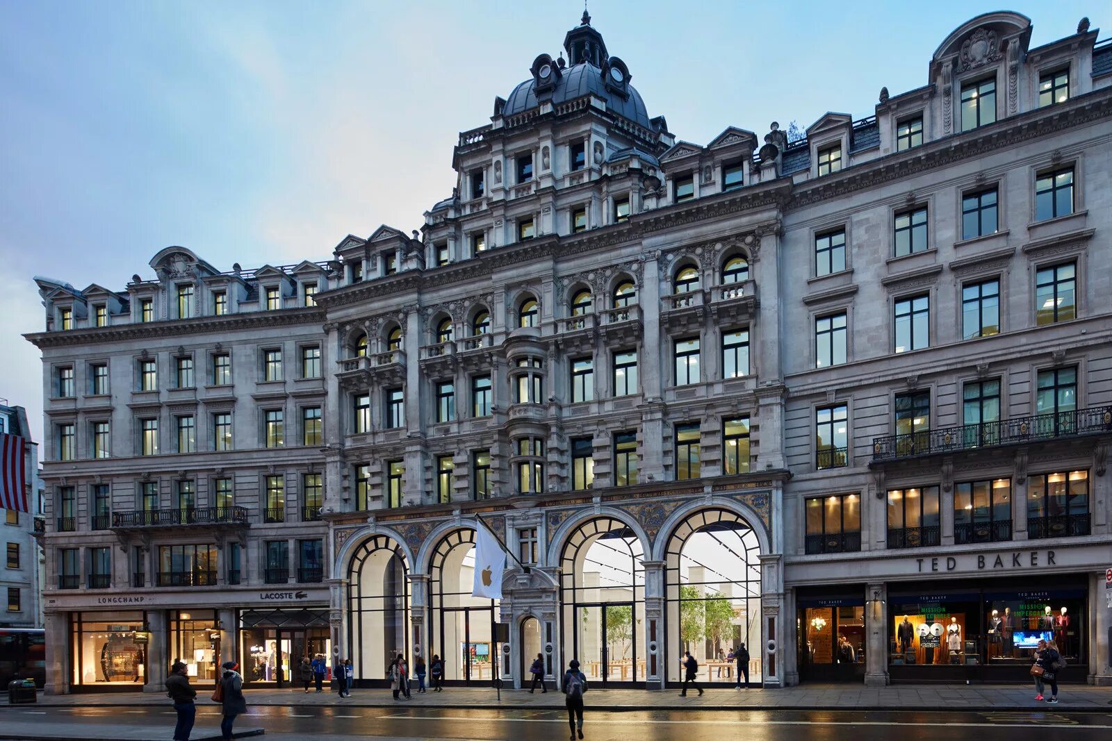 Apple store regent street. апл лондон. магазины на риджент стрит. апл лондон. эпл стор на риджент стрит.