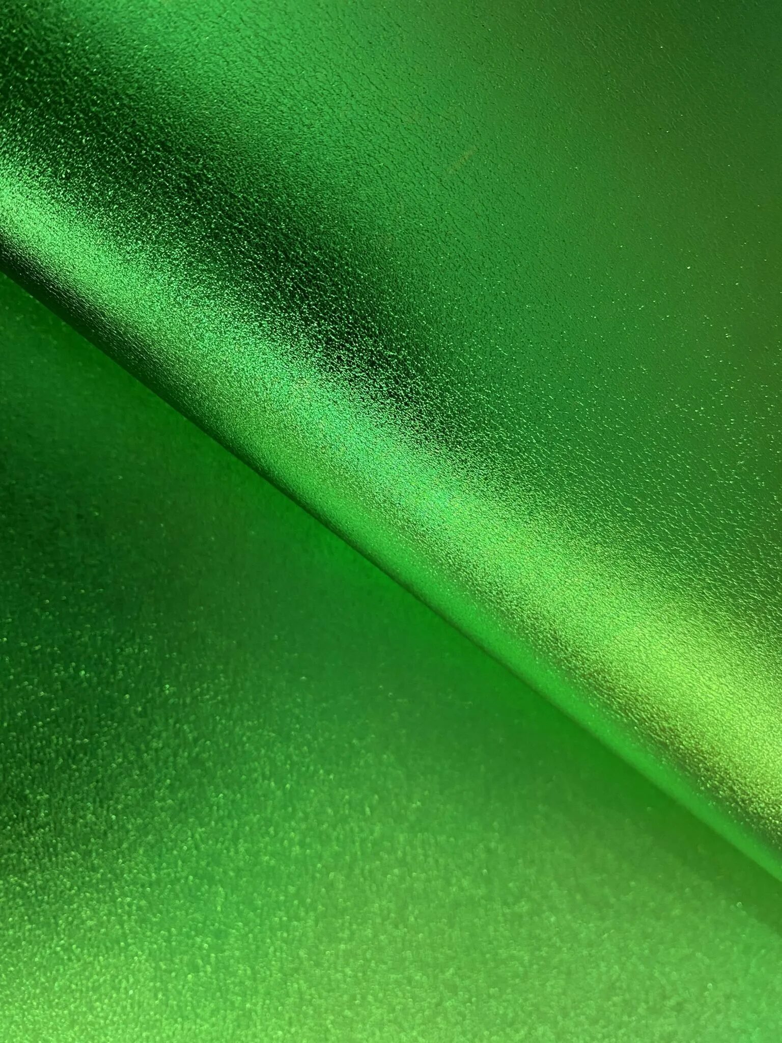Какой металл зеленый. Зеленый Эмеральд металлик. Зелёный металлик "Амазония" (324) - металлик. Emerald Green Metallic краска. Зелёный металлик "Амазония" (324).