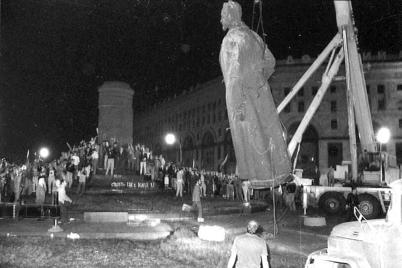 Памятник феликсу дзержинскому на лубянской площади в москве. Памятник феликсу дзержинскому на лубянской площади. Памятник дзержинскому год. Лубянская площадь памятник дзержинскому. Памятник феликсу дзержинскому на лубянской площади в москве.