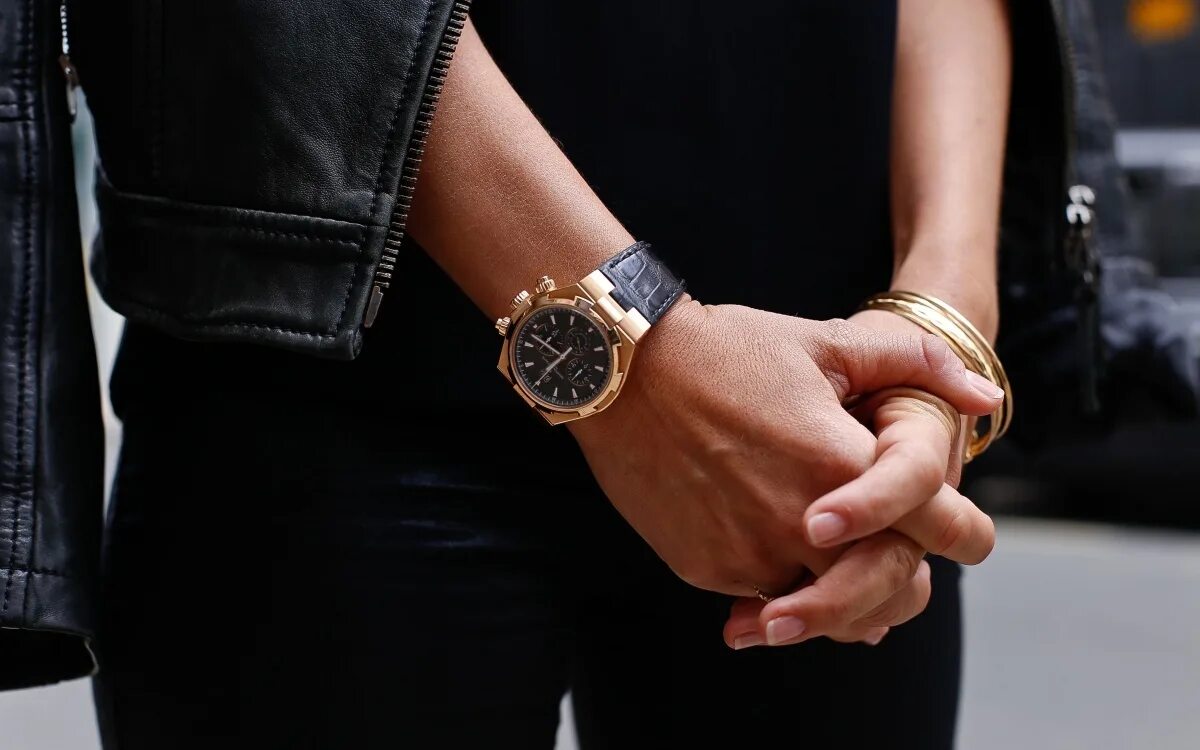 Часы на руку женские. Наручные часы на руке. Часы мужские и женские. Мужские часы на руке. Как должен сидеть браслет часов