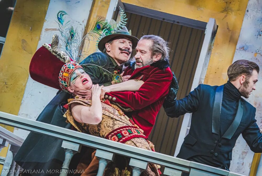 Московский театр олега табакова. Табаков театр ревизор. Ревизор спектакль с машковым. Ревизор театр олега табакова. Актриса в кресле на сцене театра табакова.