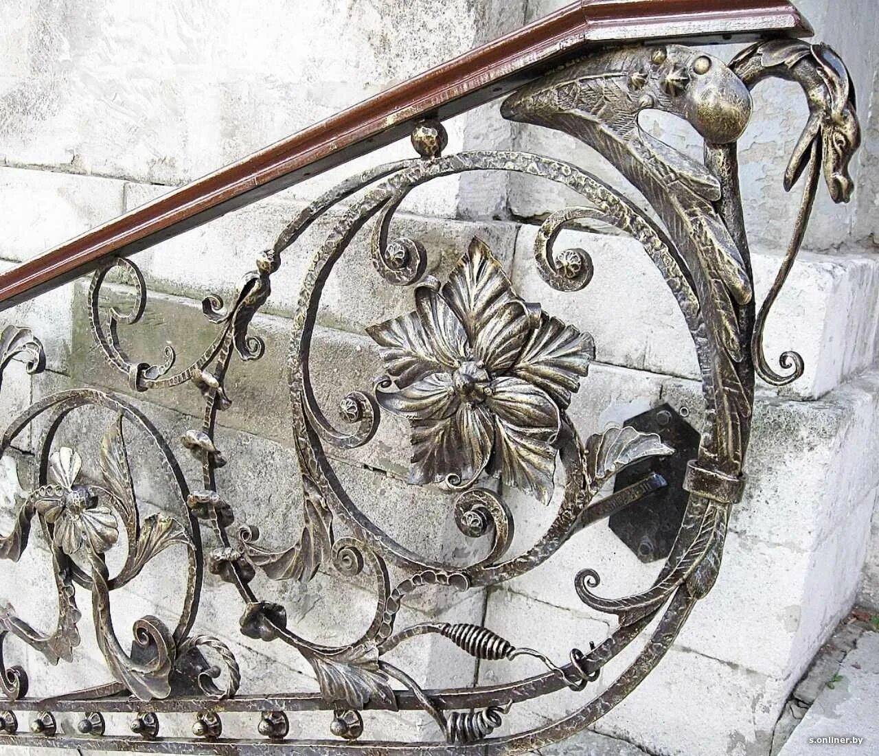 Ковка кирин. Белая ажурная кованная лавочка с букетом. Ковка железа современное искусство. Металлическая ковка. Кованые поделки.