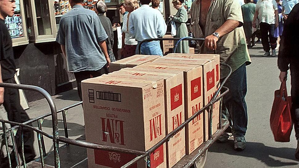 Польша в 90х. Россия 1990 челноки. Бандиты 90-х в ресторане. Начало бизнеса в 90. Челноки в 90-х.