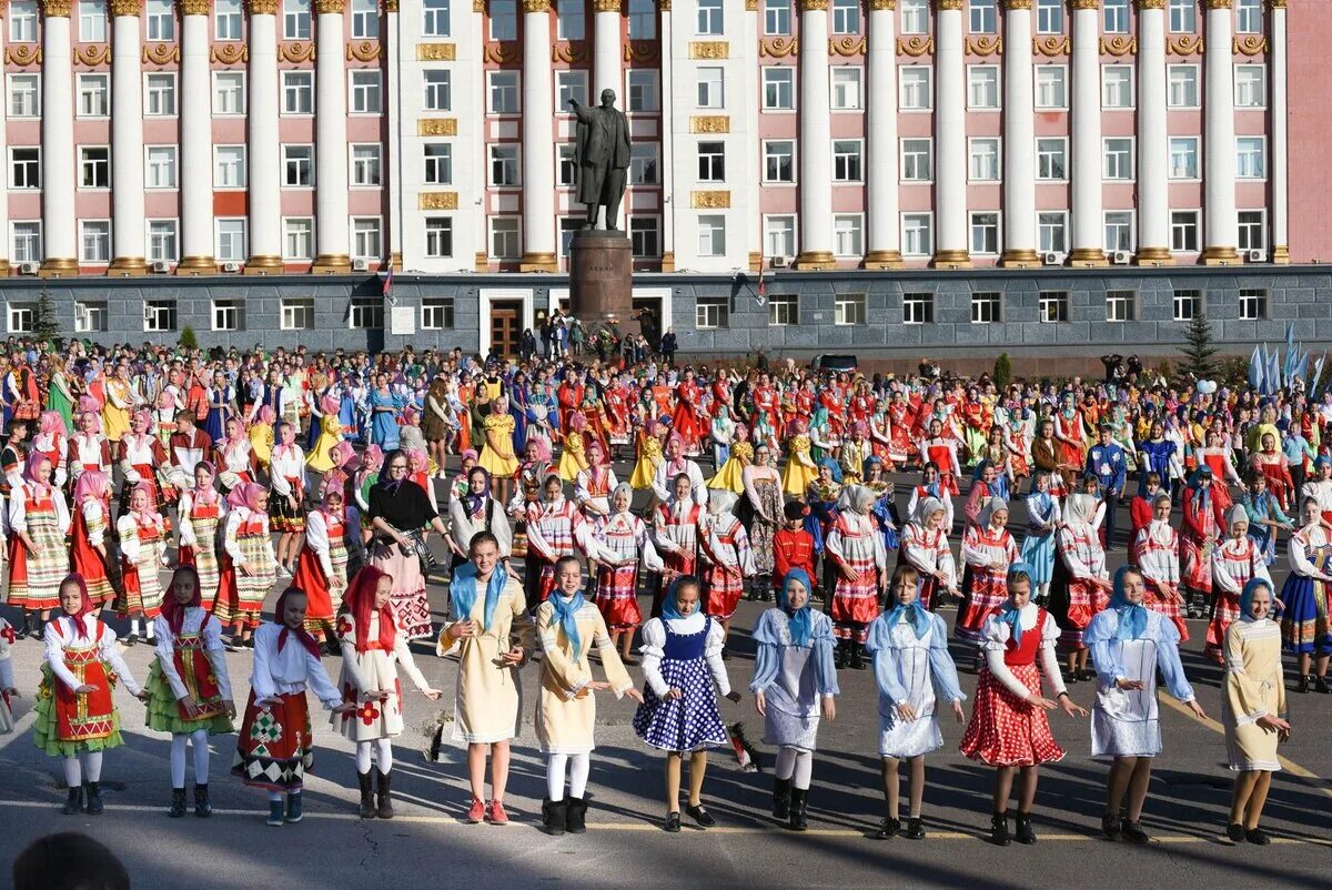 Тимоня Курск рекорд. Тимоня в Курске на красной площади. Курская пляска Тимоня. Пляска Тимоня рекорд Курск.