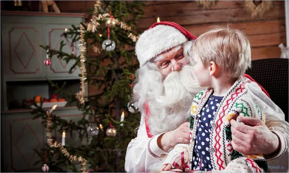 Новый год семейный праздник. Рождество семейный праздник. Наряжать елку всей семьей. Новый год. Дети наряжают елку.