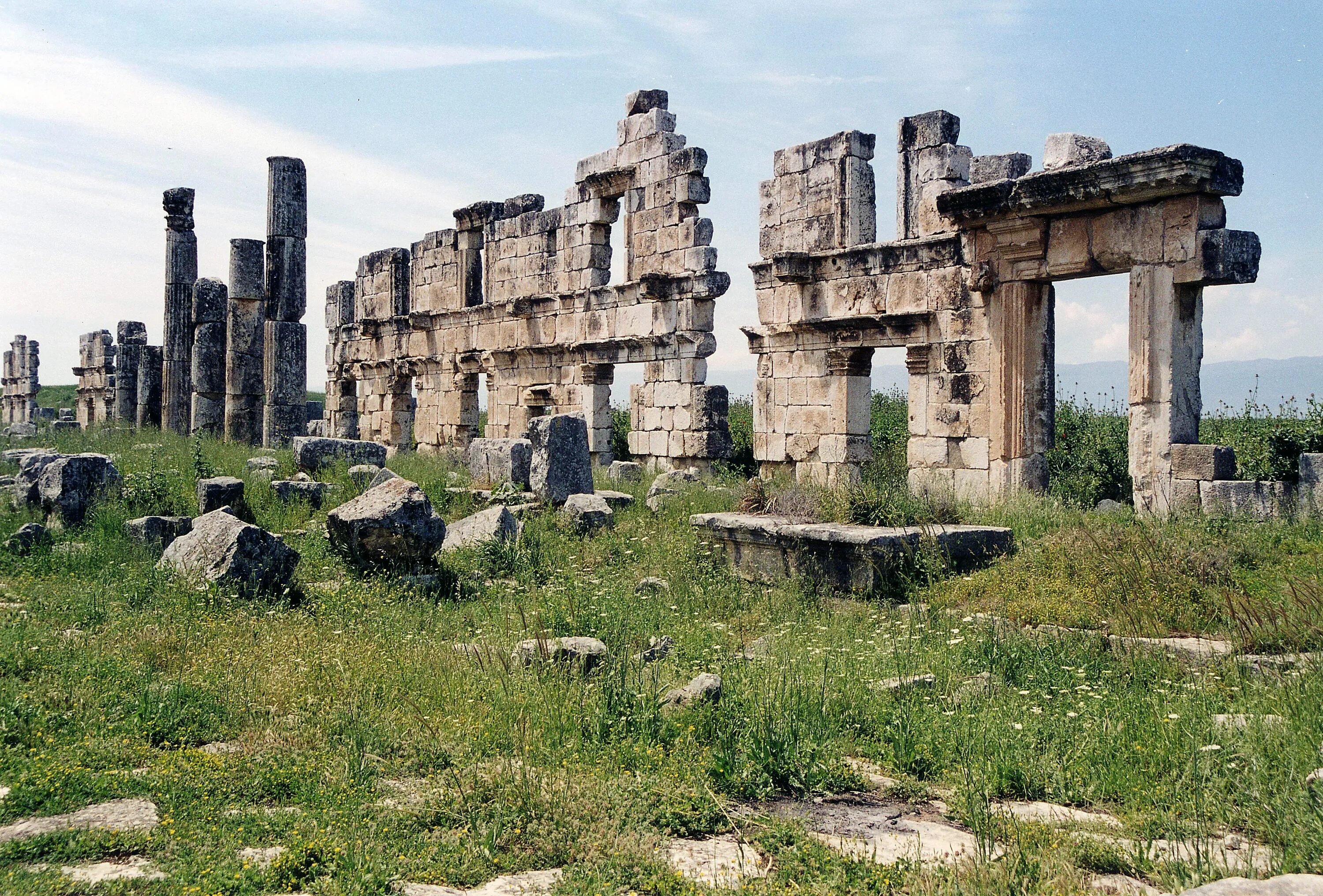 Древние руины где находятся. Апамея Сирия. Руины древнеримского храма Дианы. Разрушенная колонна. Развалины колонны.