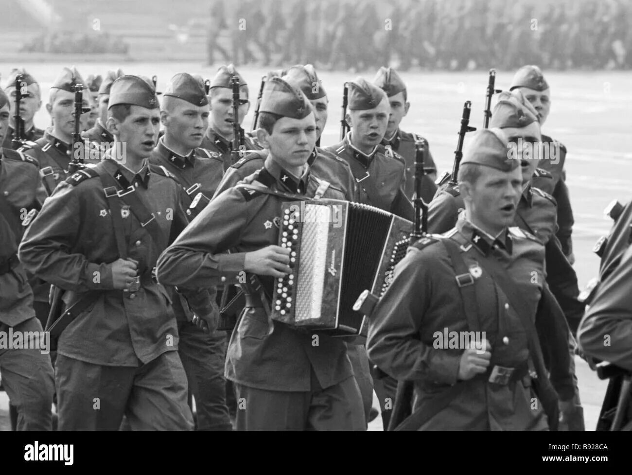 Советские солдаты поют. Советские солдаты маршируют. Солдаты поют в строю.