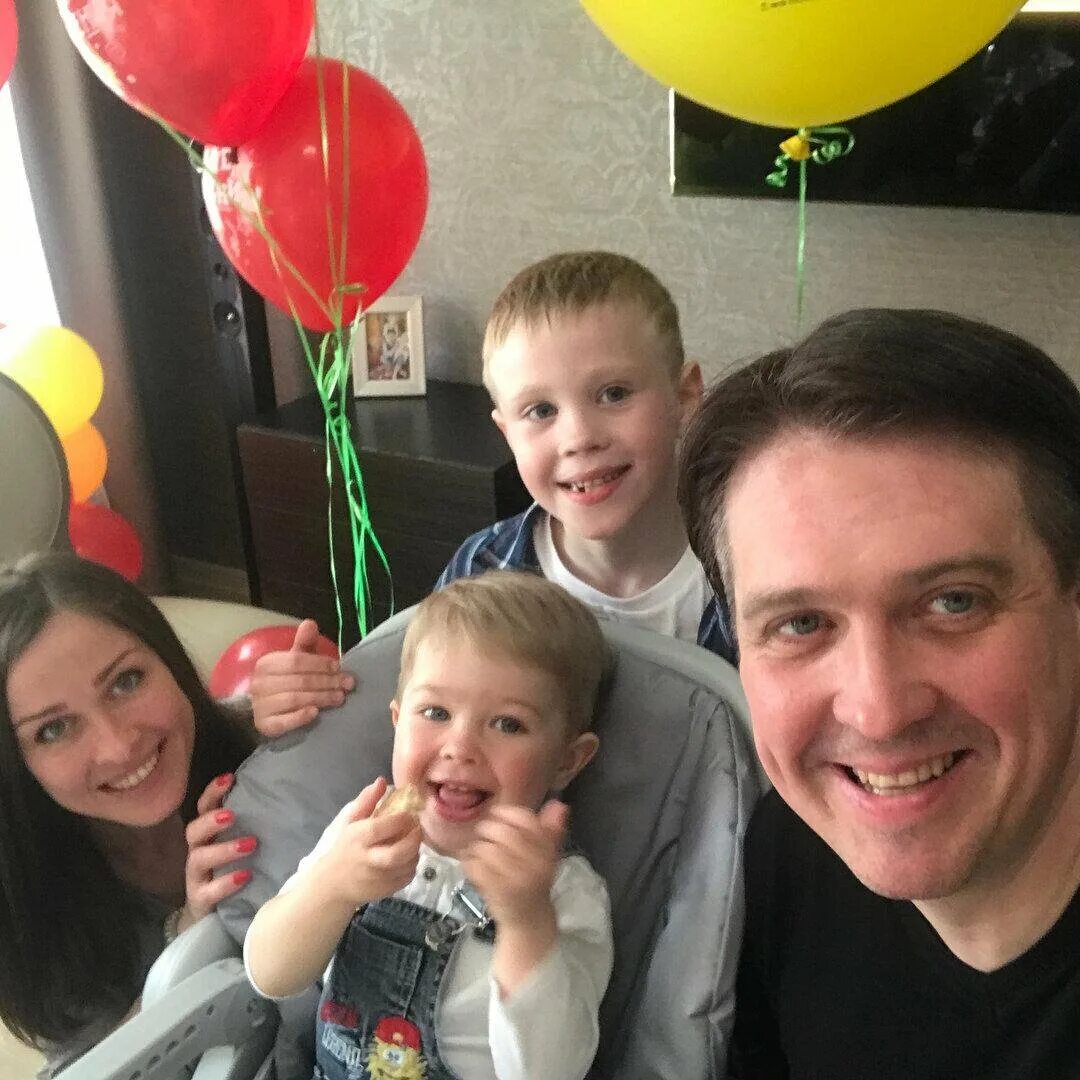 Сыновья дениса матросова. Денис матросов близнецы сыновья. Дети актера матросова. Дети актера матросова. Дети актера матросова.