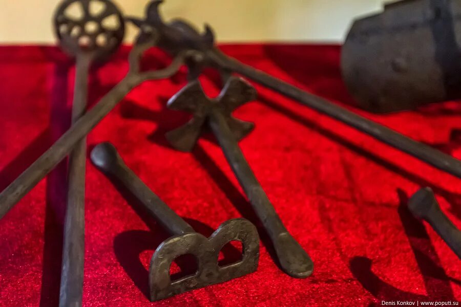 Средневековое клеймо. Клеймо в средневековье. Старые инструменты для пыток. Средневековые пыточные инструменты из металла. Очки пыток