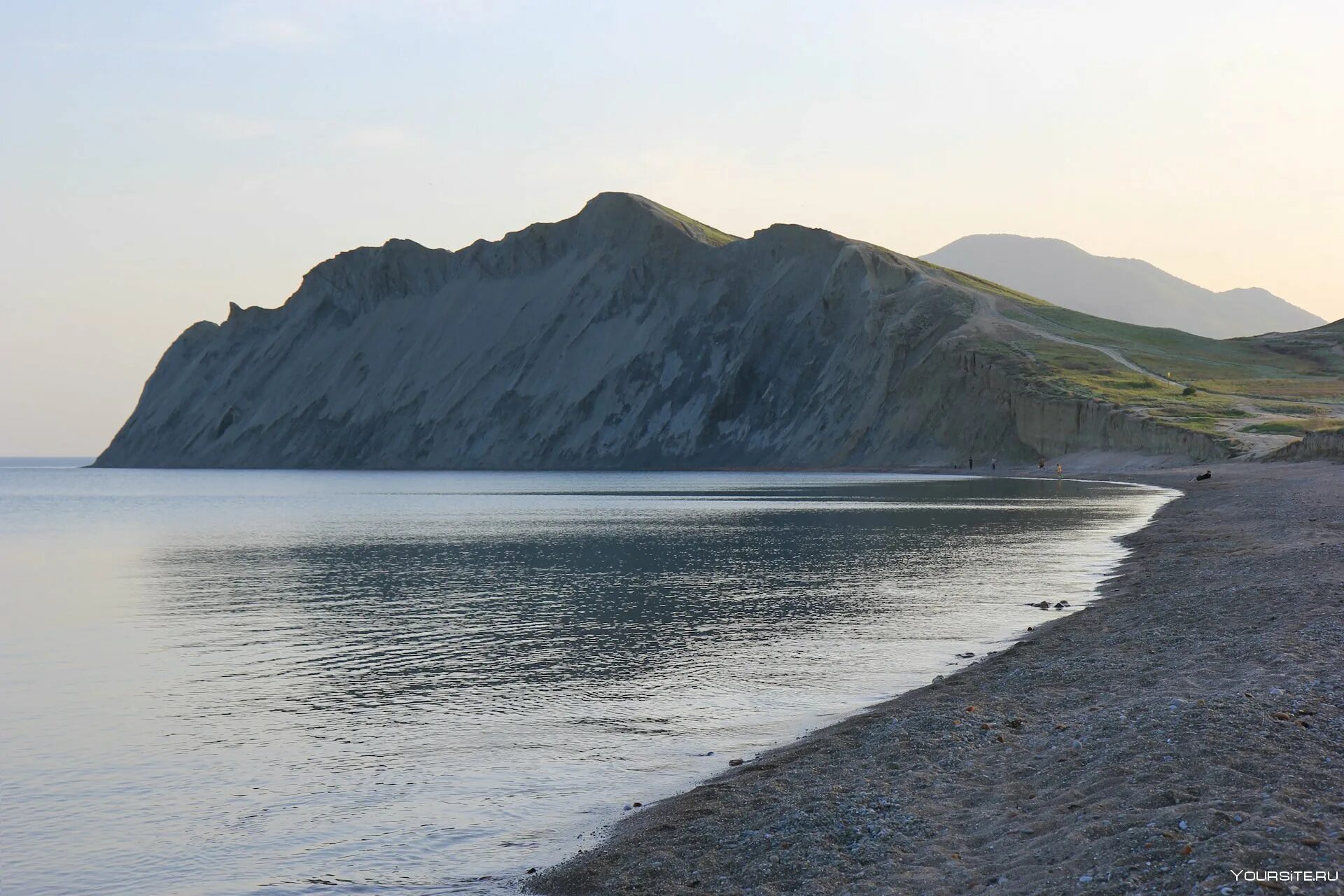 Тихая бухта коктебель 2022. Пляж тихая бухта коктебель. Тихая бухта коктебель. Бухта тихая коктебель гора. Тихая бухта орджоникидзе крым.