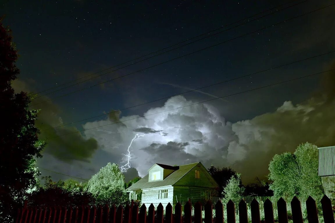 под грозовым небом. тучи перед грозой. перед дождем. предгрозовой пейзаж. небо перед грозой.