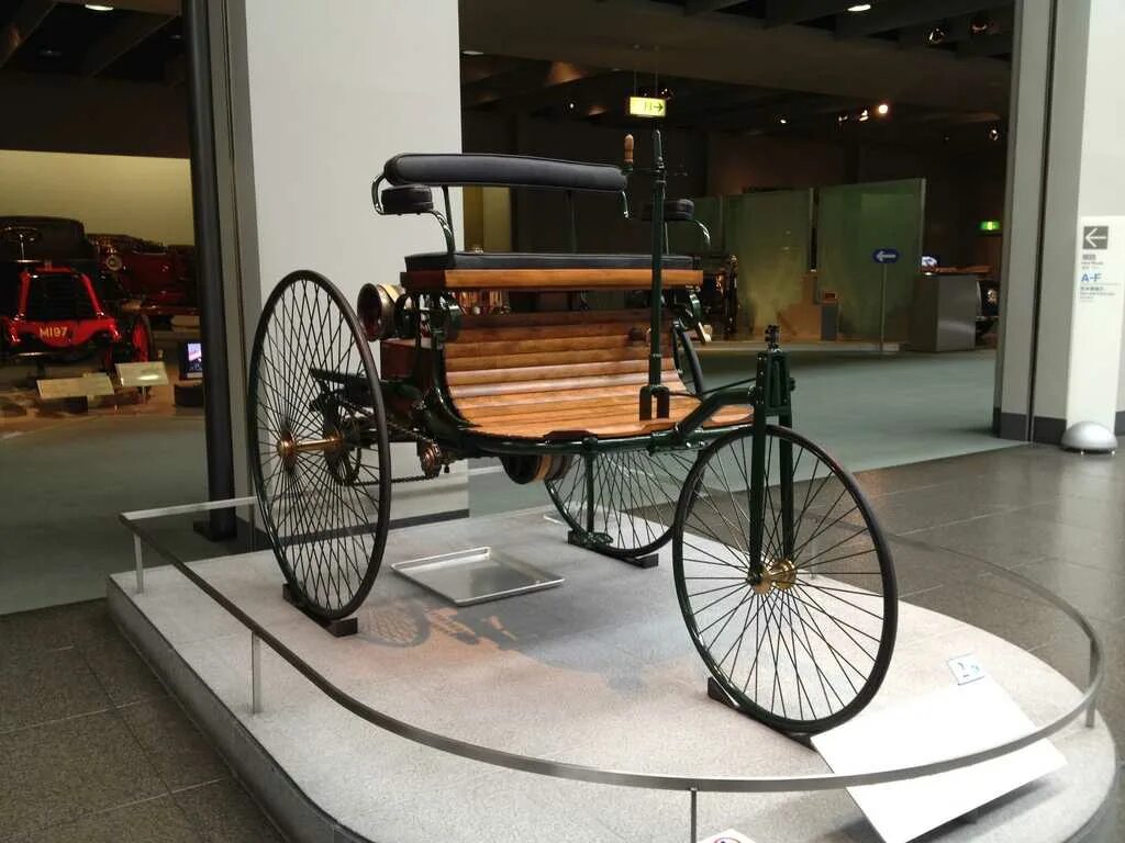 Про первый автомобиль. Мерседес Бенц первый автомобиль 1886. Motorwagen Бенца. Benz Patent-Motorwagen 1886.