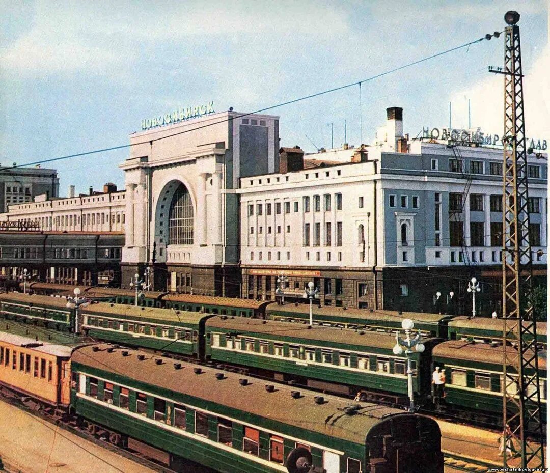 Город советский станция. Новосибирск Железнодорожный вокзал 1960. Новосибирск вокзал в 1990. ЖД вокзал Новосибирск 80. Вокзал 1945 Новосибирск.