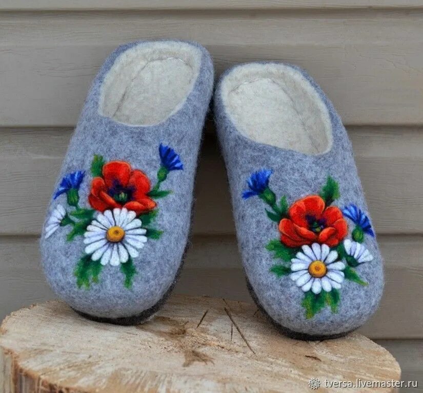 Тапки из шерсти валяние. Валяные тапочки из шерсти. Тапочки валяные летняя полянка. Сырные тапки. Тапки из вяленой шерсти.