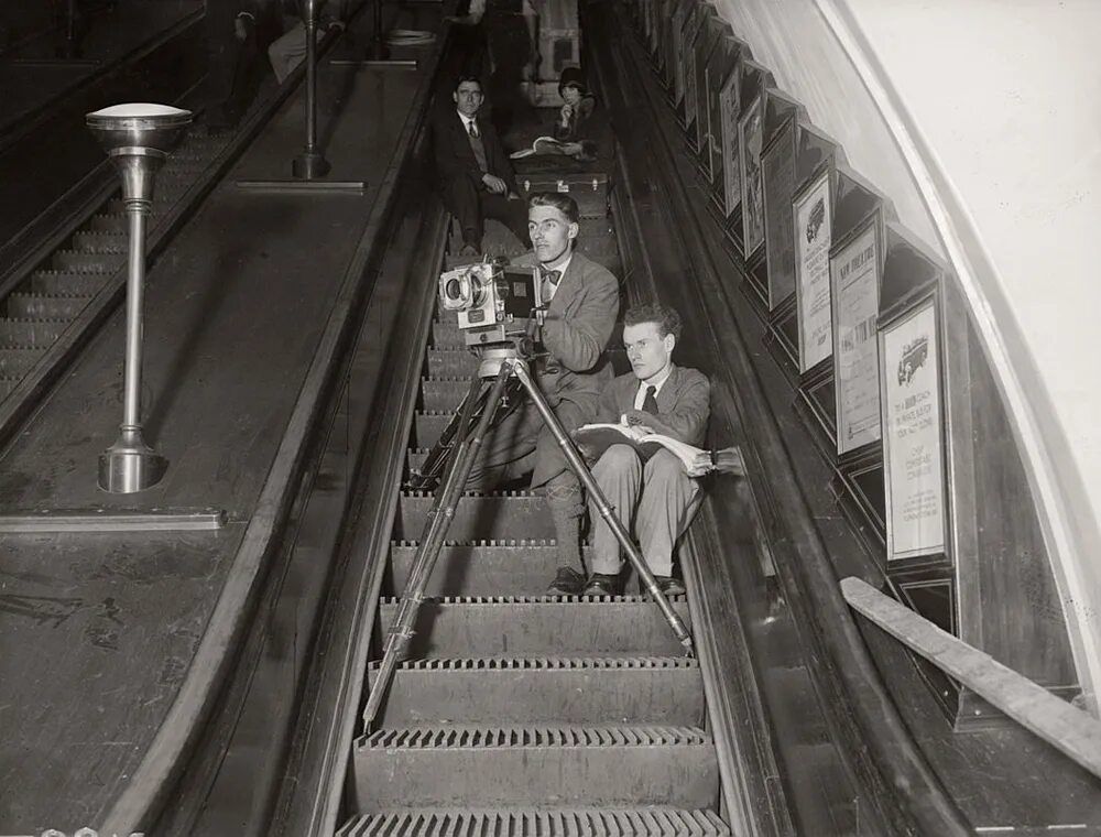 Метро 1 старый. Первый эскалатор в Лондоне 1911. Московский метрополитен 1935 эскалаторы. Эскалатор в метро Лондон. Метро в Лондоне 1863.