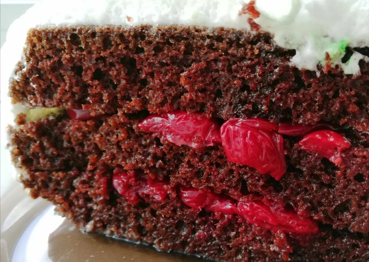 Торт вишня в снегу. Торт гугуцэ с вишней. Торт монастырская изба классический. Торт вишня под снегом. Торт снежная вишня.