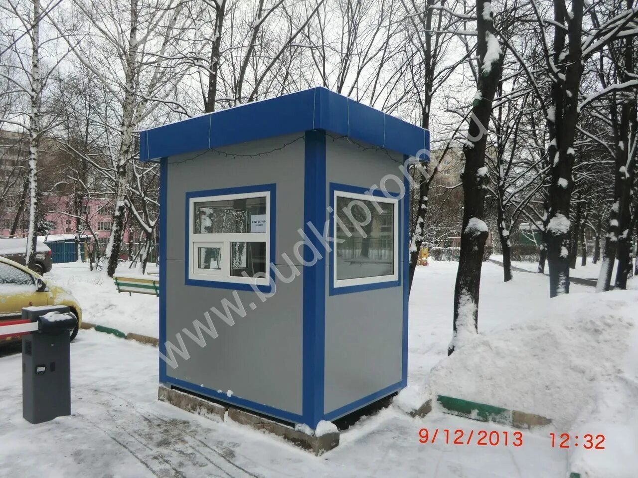 Будка охранника 1. Пост охраны 2000*2000. Пост охраны со шлагбаумом. Номер телефона поста охраны. Номер телефона поста охраны.