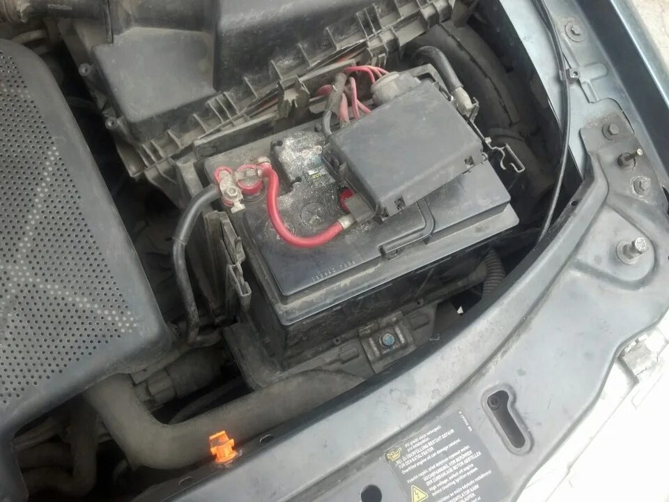 Замена электролита в аккумуляторе - Skoda Roomster, 1,4 л, 2008 года своими рука