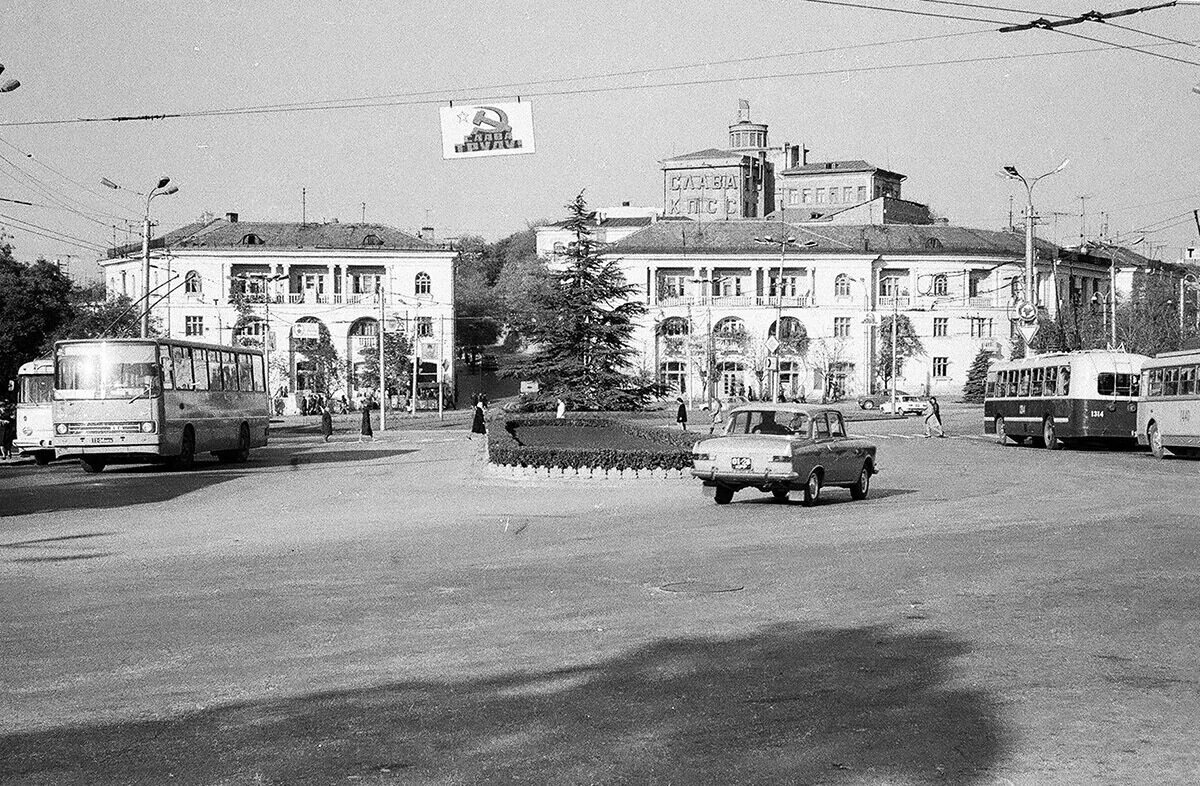 Площадь тань. ЗИУ 5 Севастополь. Севастополь площадь восставших ретро. Площадь Ушакова старые фото. Фотоархив Кудельский л.а..