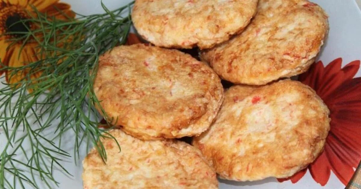 Крабовые палочки котлетки. Крабовые палочки котлетки. Котлеты из крабовых палочек. Котлеты из крабовых палочек с сыром. Крабовые котлеты.