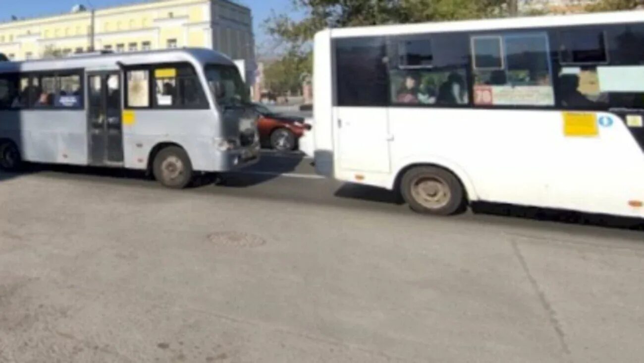 Пассажиры в автобусе. Пассажирская маршрутка. Прищемило дверями автобуса. Общественный транспорт несколько.