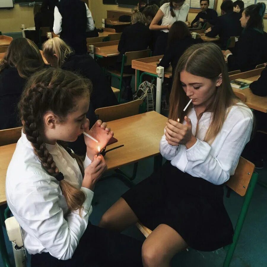 Девочки курят в школе. Девушка на уроке. Девушки в школе. Современные школьники.
