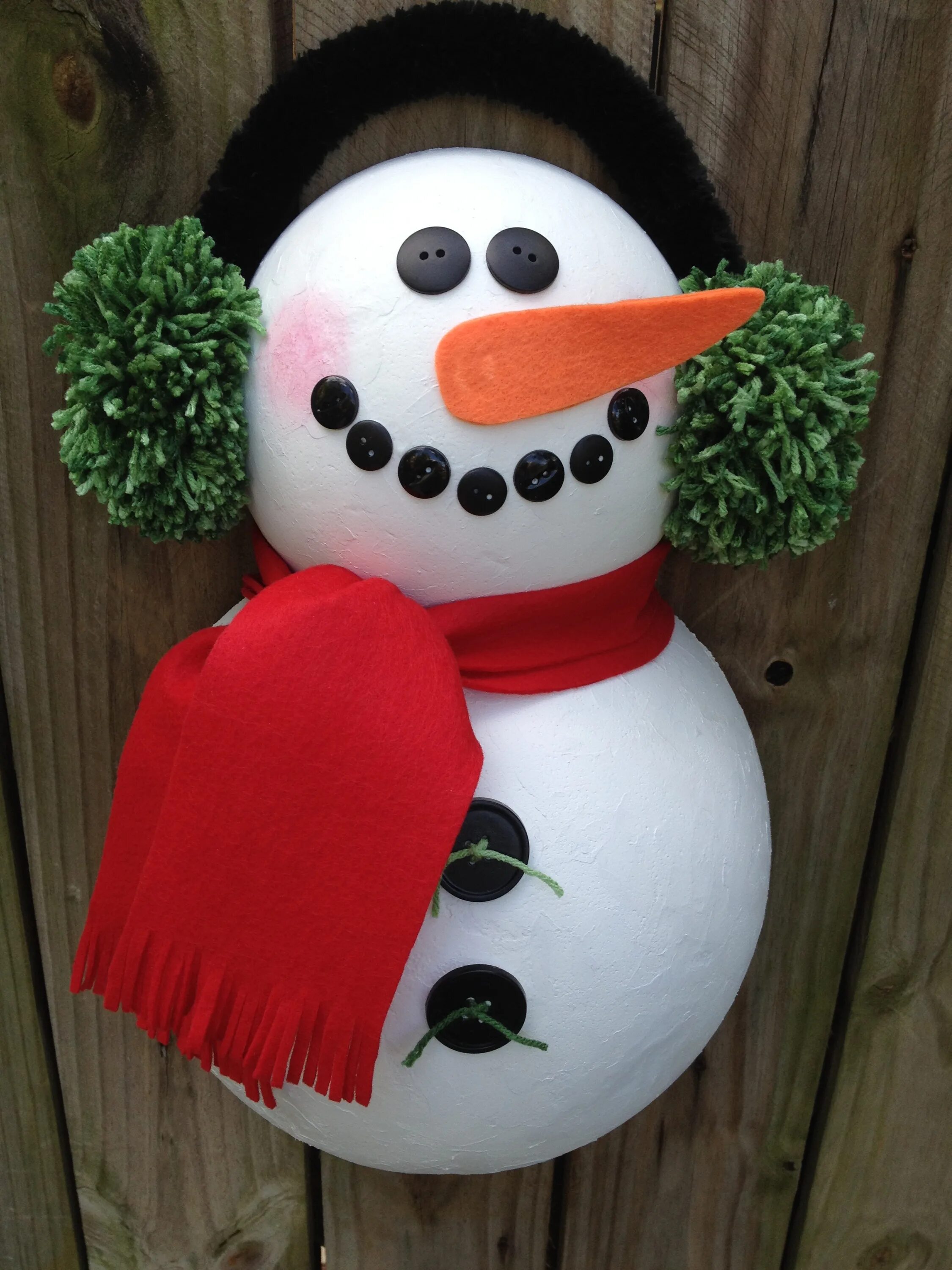носик снеговика. глазки для снеговика и пуговицы. глаза для поделок. глаза для снеговика из ниток. поделка снеговик.