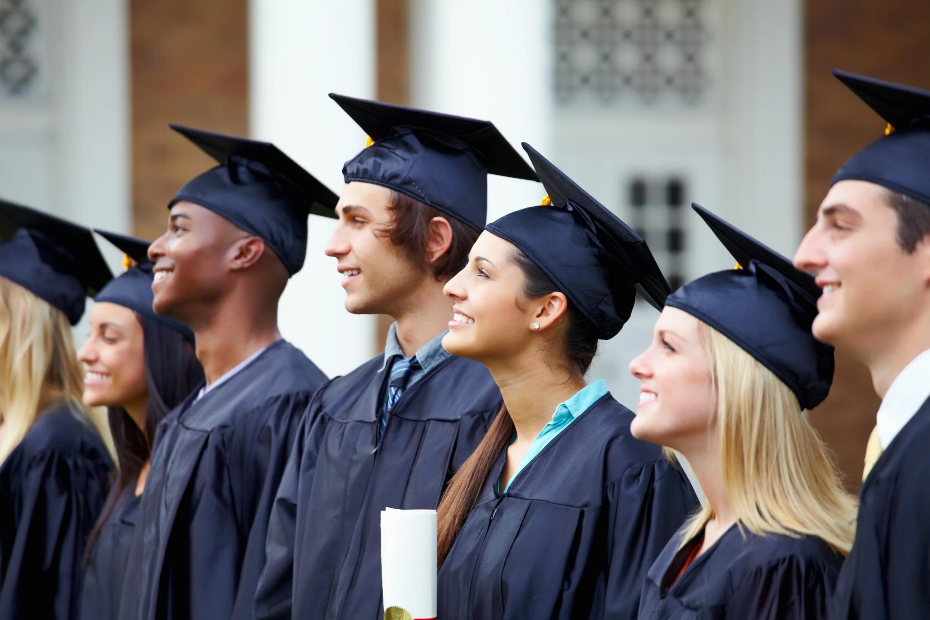 Graduating student is. Выпускник вуза. Выпускники университета. Вузы за границей. Выпускники британских вузов.