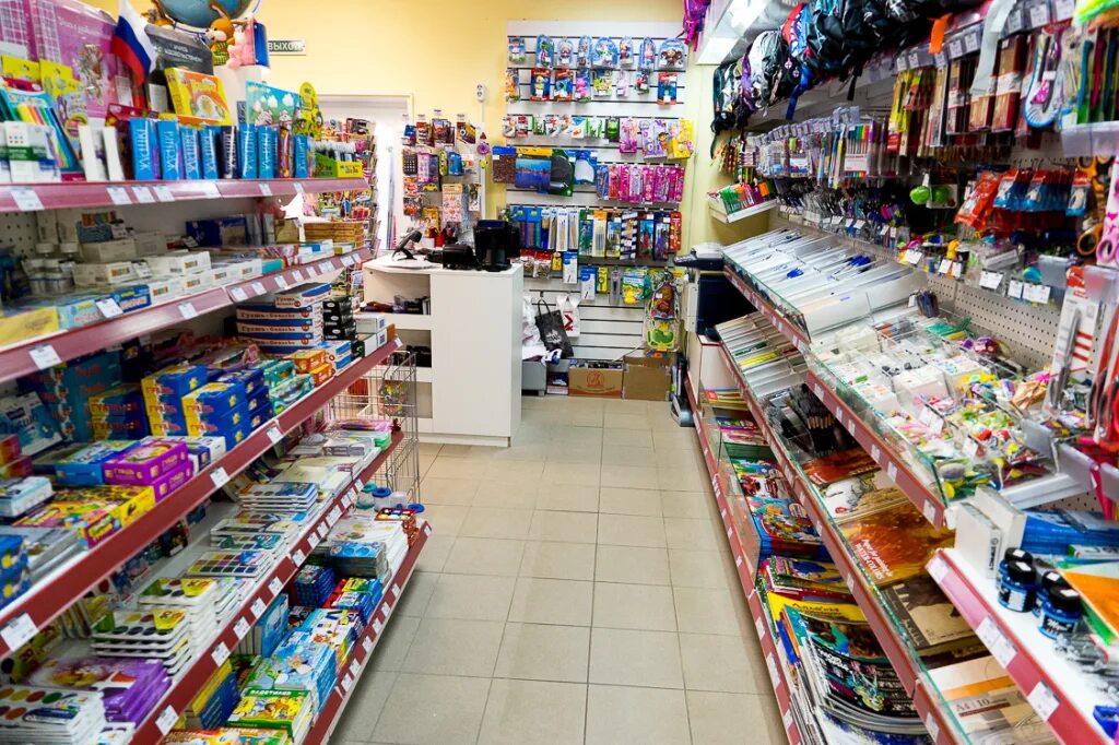 найти канцелярский магазин. выкладка канцтоваров в магазине. магазин канцелярских товаров. магазин канцтоваров внутри. магазин канцелярии.