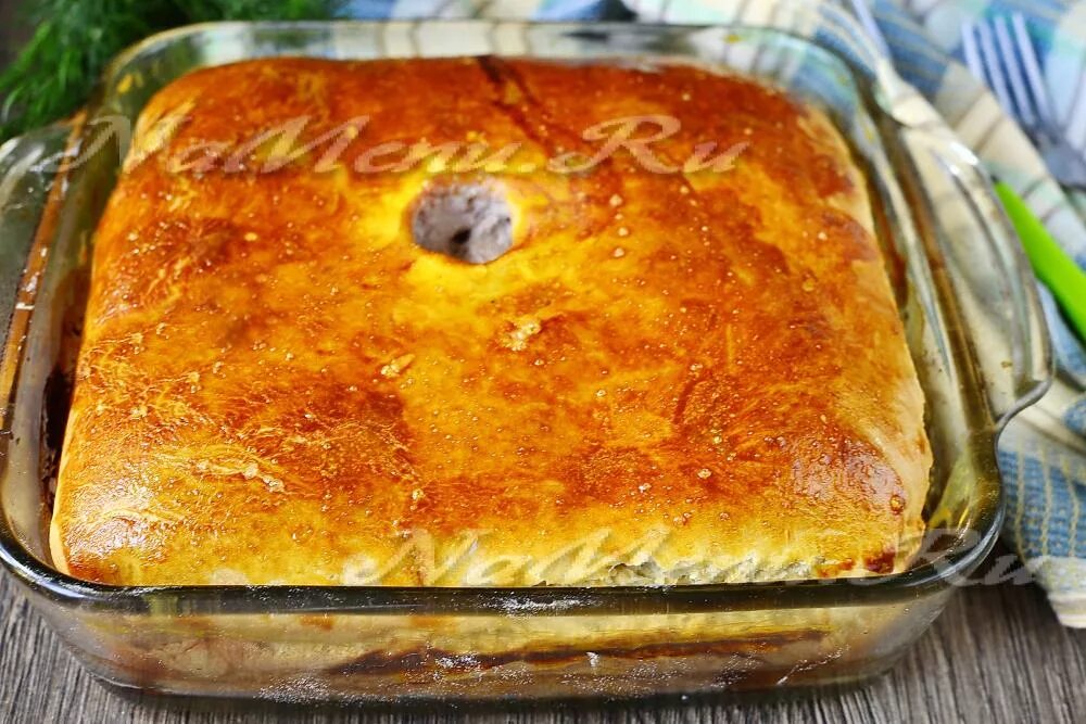 Пирог с фаршем и картошкой в духовке. Приготовление пирога с мясом в духовке. Домашний пирог с мясом. Мясной пирог с фаршем. Слоёное тесто с фаршем в духовке.