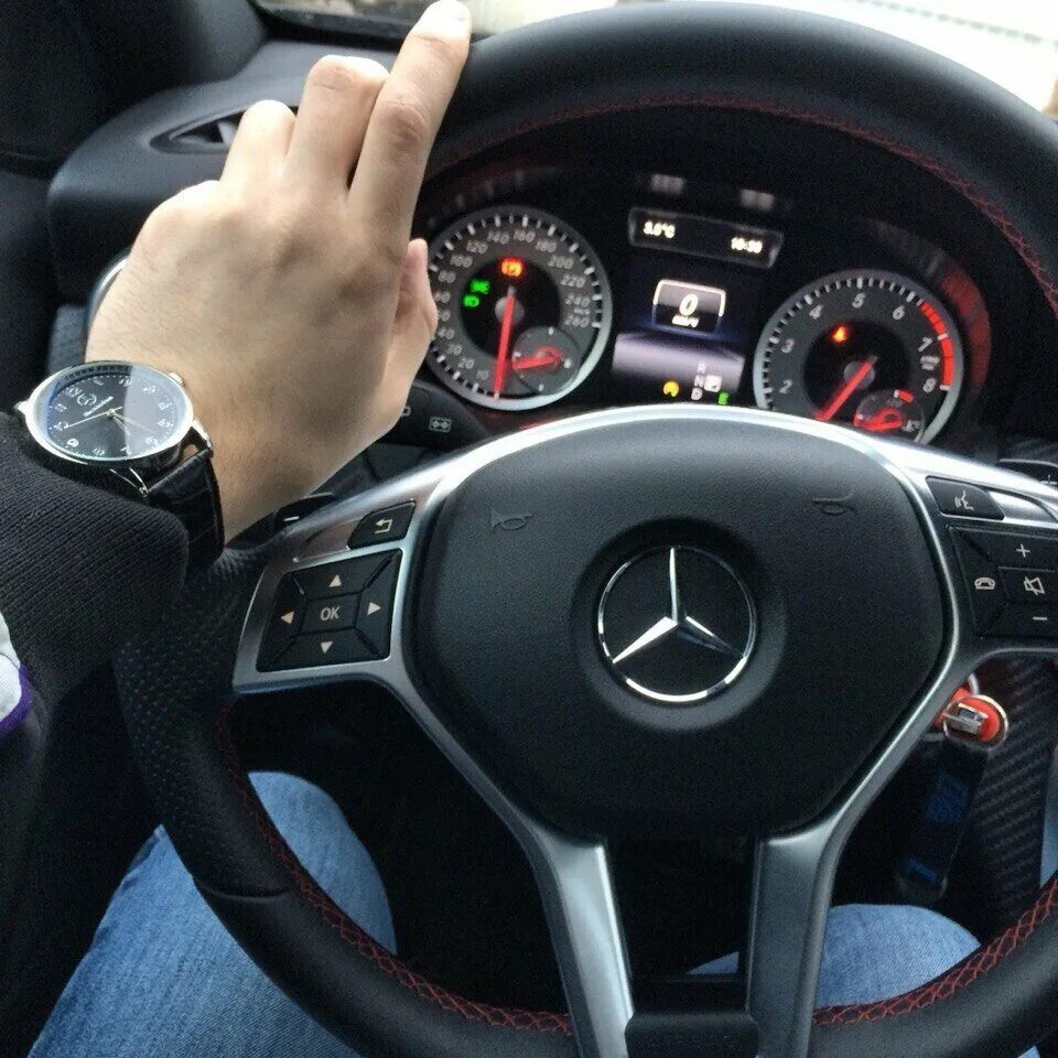 На руле москва. Руль мерседес 2025. за рулем mercedes-benz w205. за рулем мерседеса. парень за рулем мерседеса.