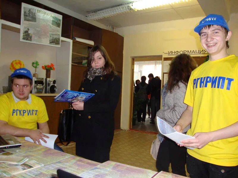 Куда идти после училища. Лучшие колледжи после 9 класса. Профессии в техникуме после 9. Учащиеся вузов. Класс с учениками.