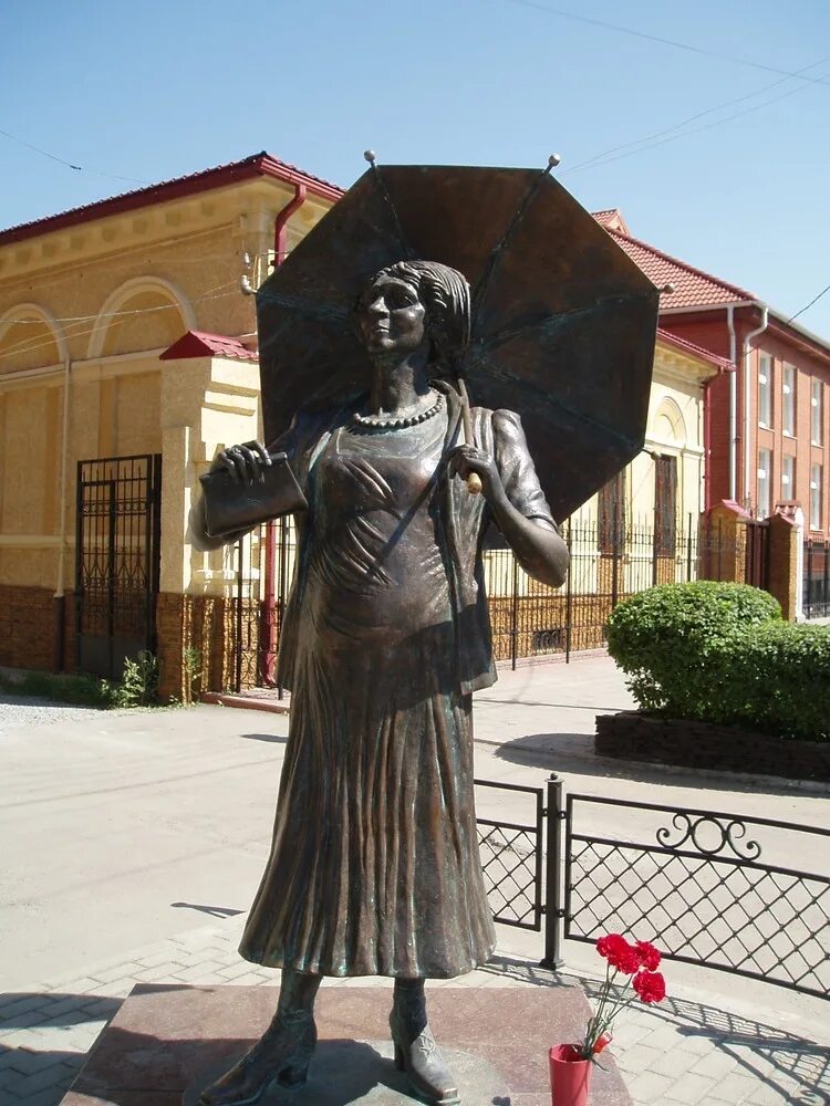 памятник фаине раневской в санкт-петербурге. памятник раневской в санкт-петербурге на сизова. питер памятник фаине раневской. памятник раневской. памятник раневской.