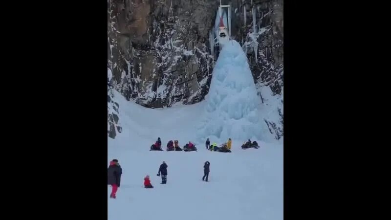 Обрушился водопад. Водопад сосулька Камчатка. Ледяной водопад Камчатка. Вилючинский перевал идолы. Туристов на Камчатке завалило.