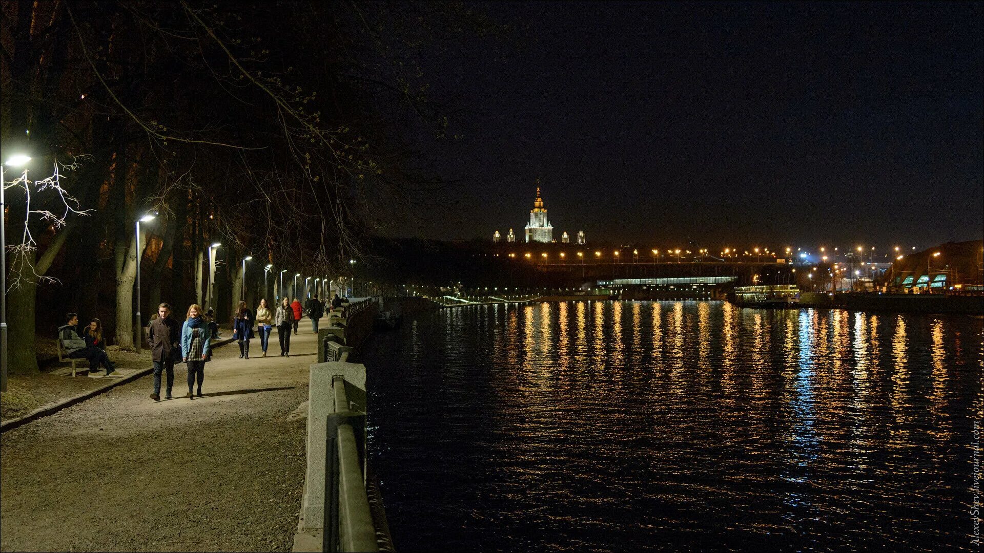 Гуляем по ночному. Парк Горького Москва. Воробьевская набережная Москва. Набережная Москва река парк Горького Москва ночь. Парк Горького Москва вечером.