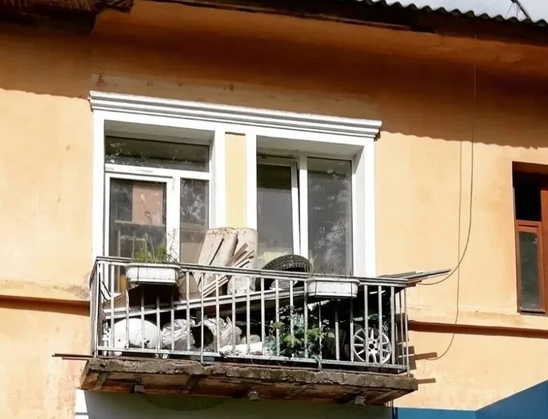 Балкон заставленный. Хлам на балконе. заваленный балкон. барахло на балконе. захламленные балконы.