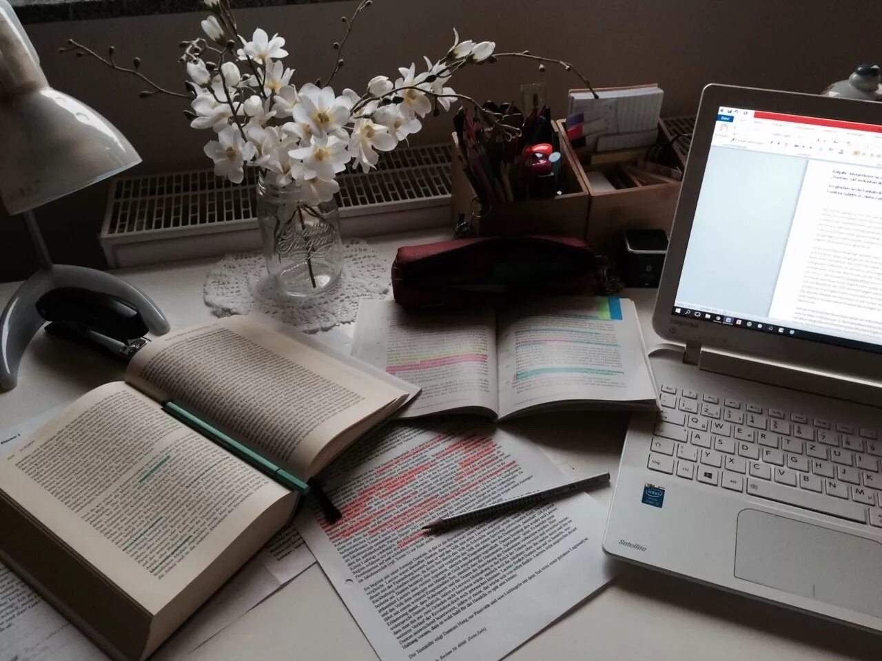 Домашнее задание мотивация. Эстетика учебы. Тетради и книги на столе. Обои учеба. Красивый компьютерный стол с книжками.