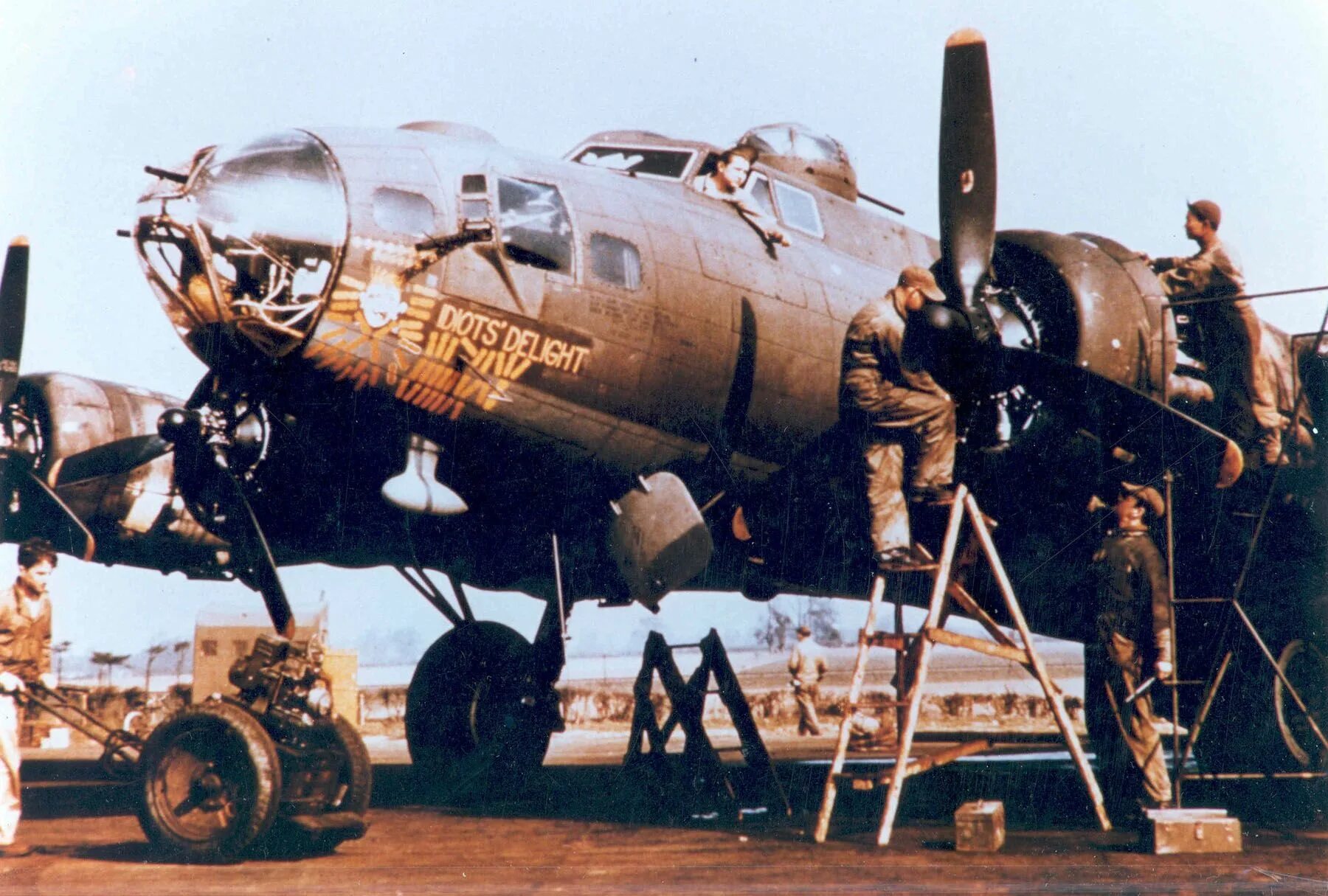 Б 17 кг. B-17f. Боинг б 17. B 17 бомбардировщик. B17 бомбардировщик архивные.