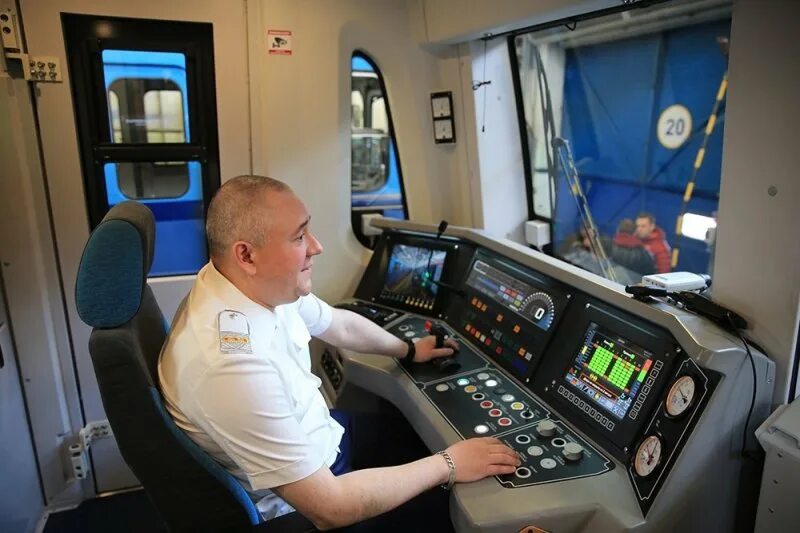 Кабина машиниста москва. Кабина машиниста москва. Москва 775 кабина машиниста. Кабина метропоезда москва. 81-765 кабина.