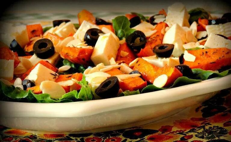 овощной салат с фетой. маслины с фетой. маслины с сыром закуска. перемешивают греческий салат. греческий салат без маслин.