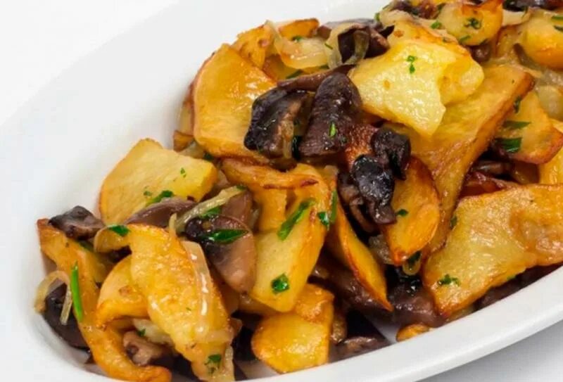 Жареная картошка с грибами и луком. Жареная картошка с грибами на сковороде. Жареная картошечка с грибами. Картошка с грибами с чем едят. Картошка с грибами с чем едят.