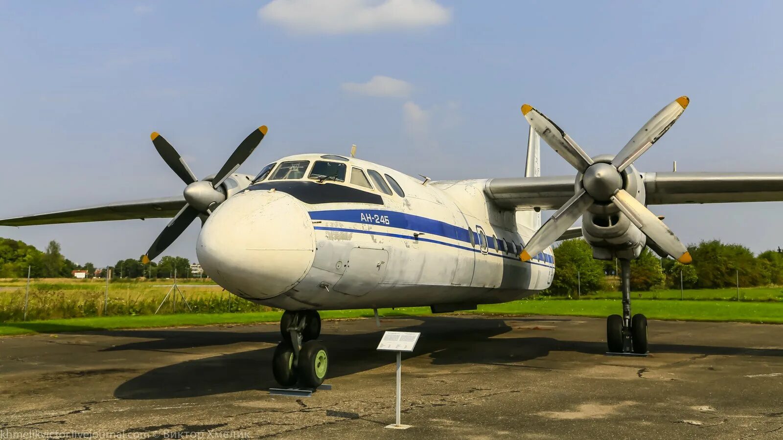 Турбовинтовые самолеты россии. АН-24 пассажирский самолёт. Самолет АН-24 СССР. Винтовой самолет АН 24. АН-24 пассажирский самолёт пассажирские самолёты СССР.