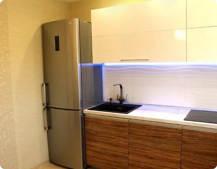 Холодильник на кухне. Мойка рядом с холодильником. Мойка рядом с холодильником на кухне. Кухонный гарнитур с холодильником. Холодильник можно к стене