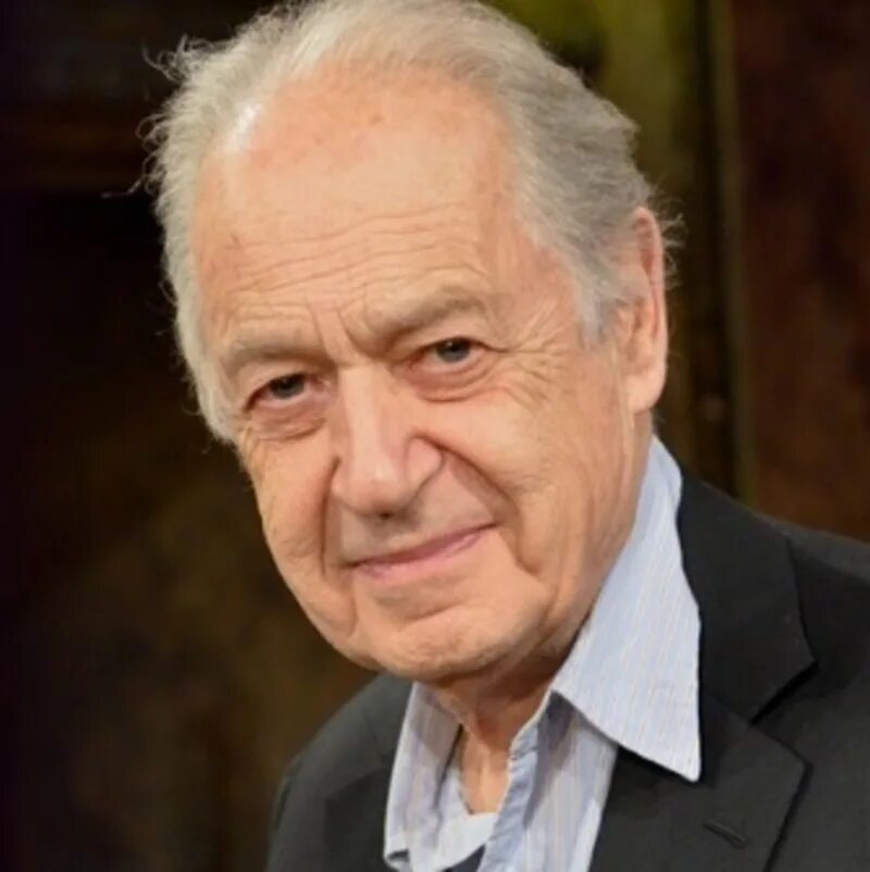 Дэррель стэндинг. John standing. Джон г. Священник из фильма визитеры. Johnny standing.