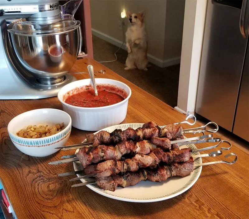 Где можно покушать шашлык. Шашлык сервированный. кушает шашлык. шашлык дома. сухой шашлык.