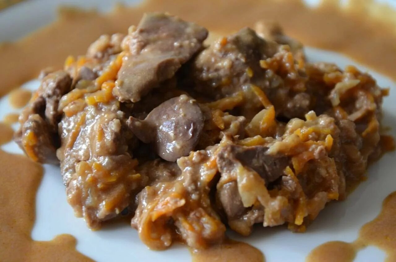 Куриный гуляш в мультиварке. Печеночный гуляш. куриная печень в мультиварке. гуляш из куриной печени. тушеная куриная печень с подливкой.